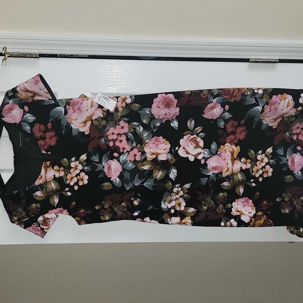 NWT, Dressbarn, Women's black floral dress. Has cap sleeves. Slim fit, Size 12 - Picture 2 of 7